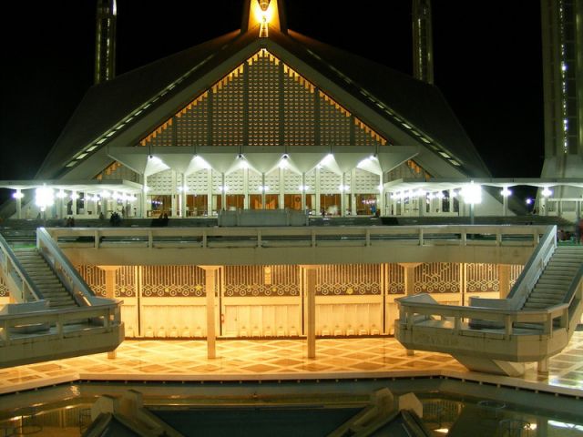 Pakistan Faisal Mosque Islamabad (night).jpg